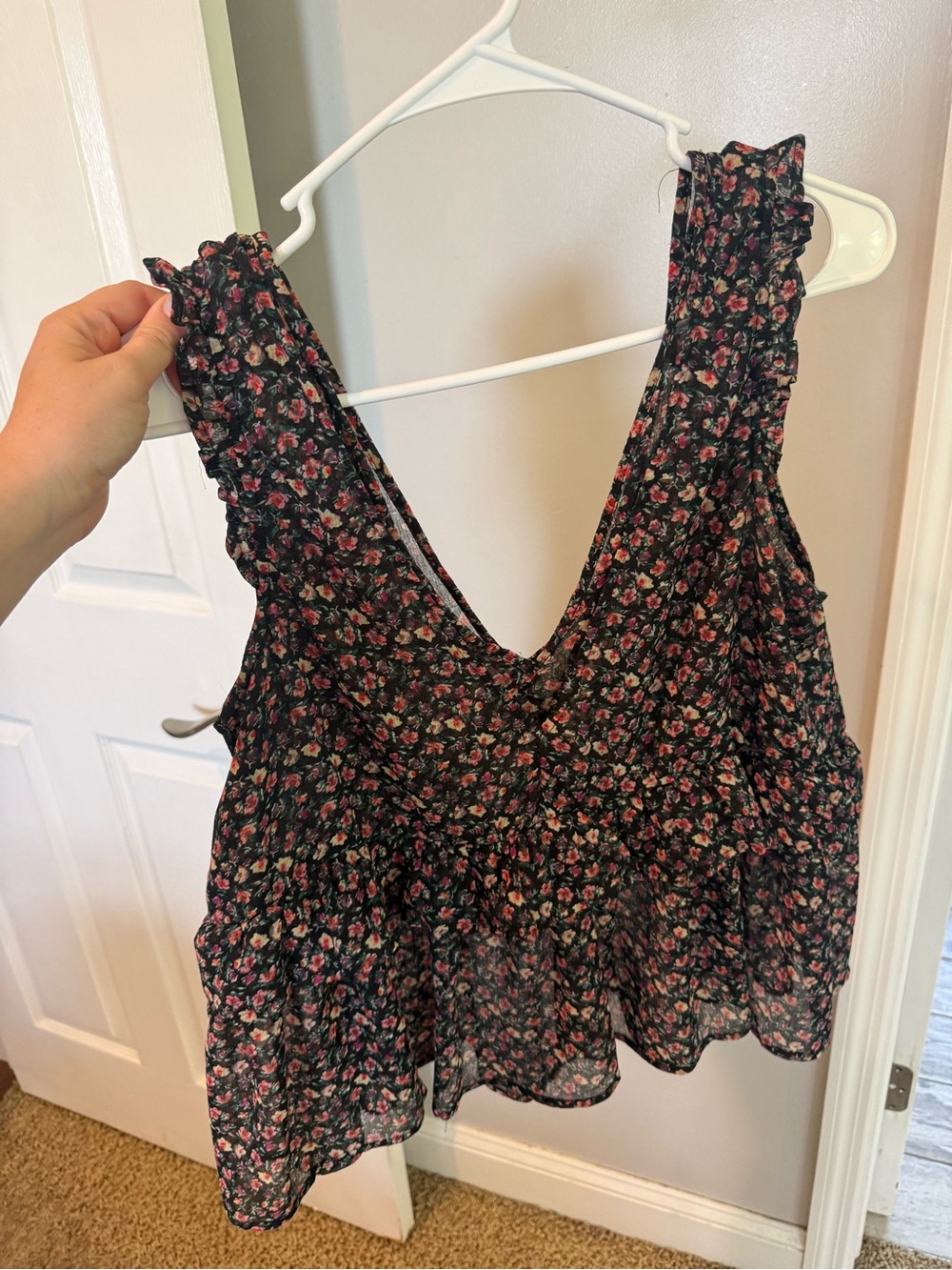 American Eagle Floral Ruffle V‑Neck Women’s Tank Top — Black with Pink Floral M